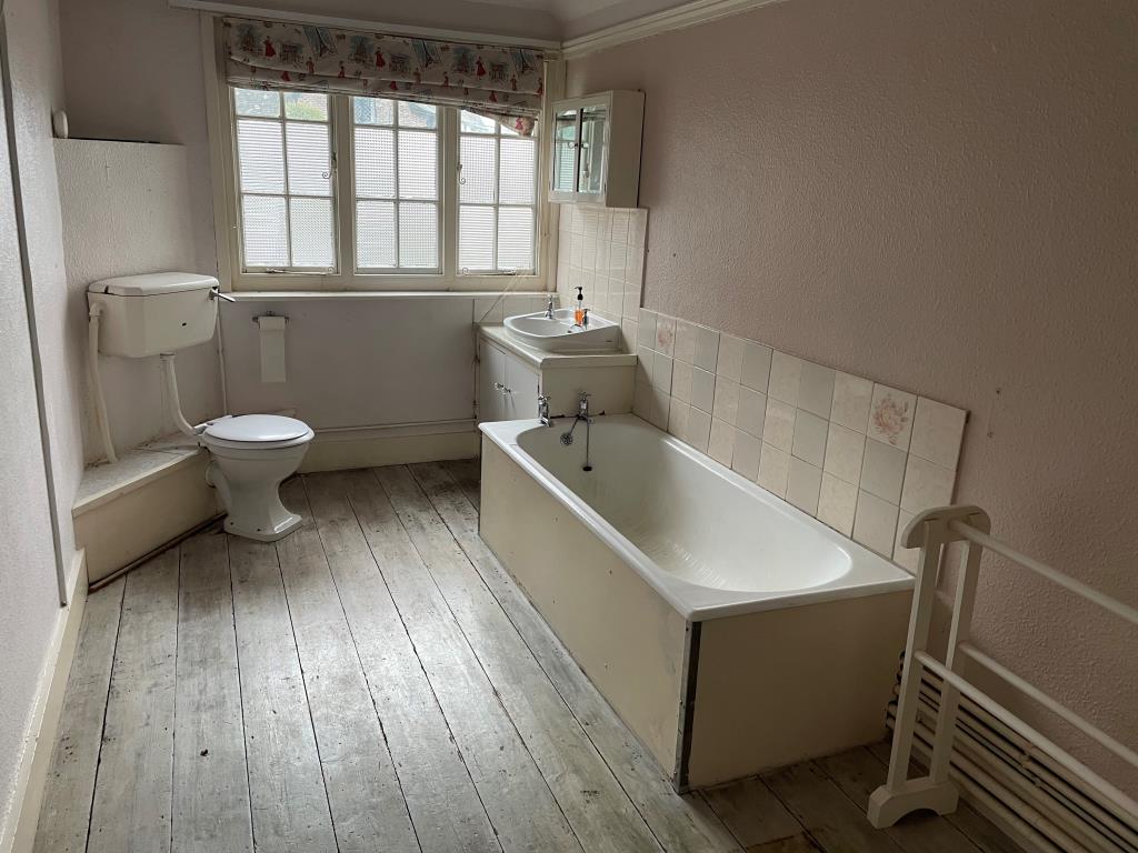 Lot: 98 - PART-POSSESSION INVESTMENT WITH POTENTIAL PRODUCING APPROXIMATELY £21,000 PER ANNUM - White bathroom suite and WC